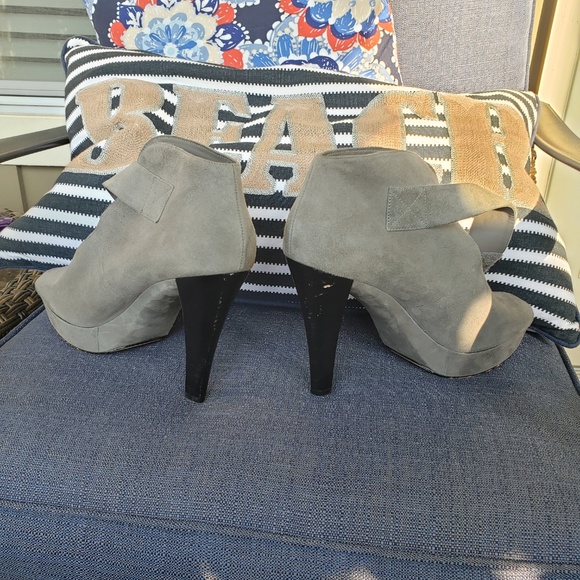 Michael Kors Gray Suede Boots/Booties US size 9M - Picture 3 of 7